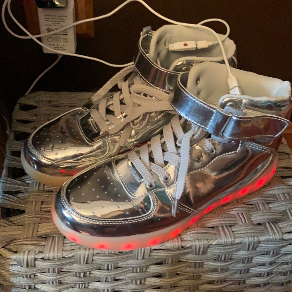 Odema Unisex LED high tops. Women’s size 9.5. Measures 11” from toe to heel.